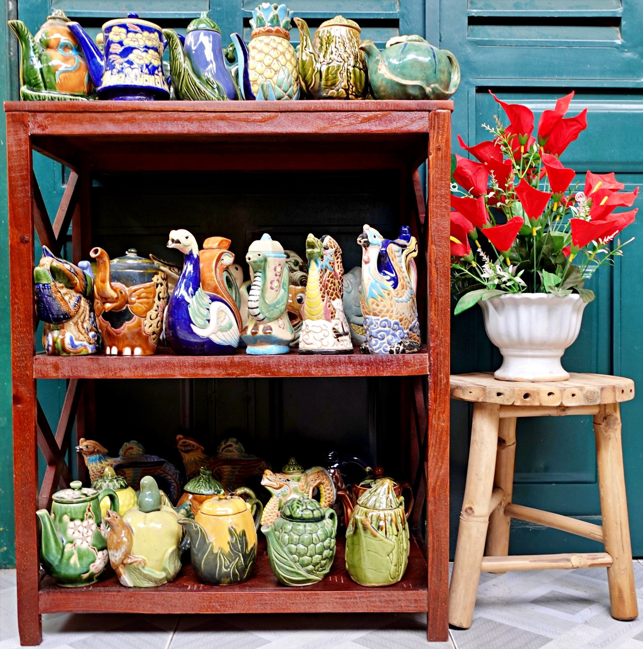 Những chiếc ấm gốm sứ Nam Bộ có tạo hình hoa trái và các con vật. Ảnh: Nhân vật cung cấp Những chiếc ấm gốm sứ Nam Bộ có tạo hình hoa trái và các con vật. Ảnh: Nhân vật cung cấp