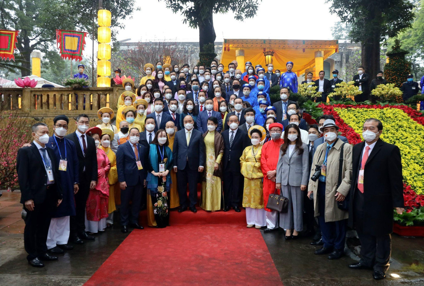 Chủ tịch nước Nguyễn Xuân Phúc và Phu nhân chụp ảnh cùng đoàn kiều bào tiêu biểu tại Điện Kính Thiên. (Ảnh: L.A) Chủ tịch nước Nguyễn Xuân Phúc và Phu nhân chụp ảnh cùng đoàn kiều bào tiêu biểu tại Điện Kính Thiên. (Ảnh: L.A)