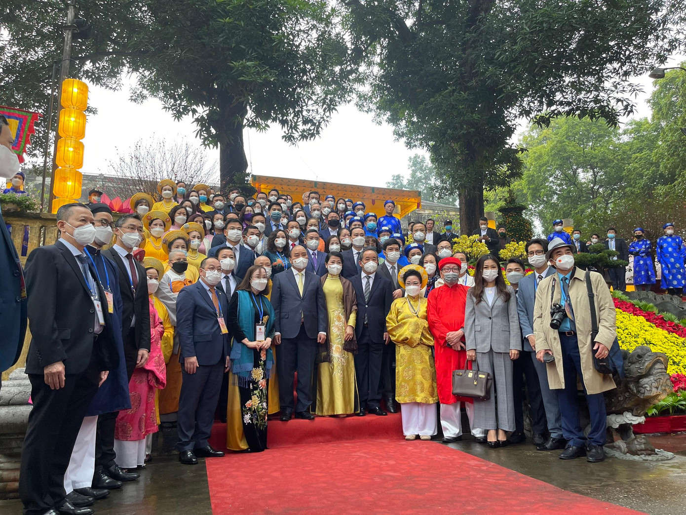 Đoàn kiều bào tham dự Xuân Quê hương 2022 chụp ảnh lưu niệm với Chủ tịch nước Nguyễn Xuân Phúc và Phu nhân tại Hoàng thành Thăng Long. Ảnh: L.A