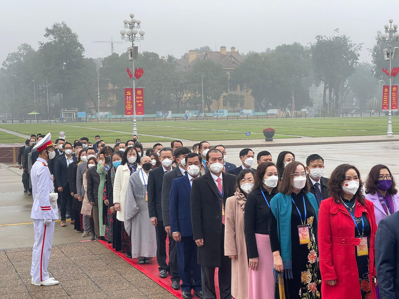 Đoàn kiều bào tiêu biểu vào Lăng viếng Chủ tịch Hồ Chí Minh ảnh 3 Đoàn kiều bào tiêu biểu vào Lăng viếng Chủ tịch Hồ Chí Minh ảnh 3
