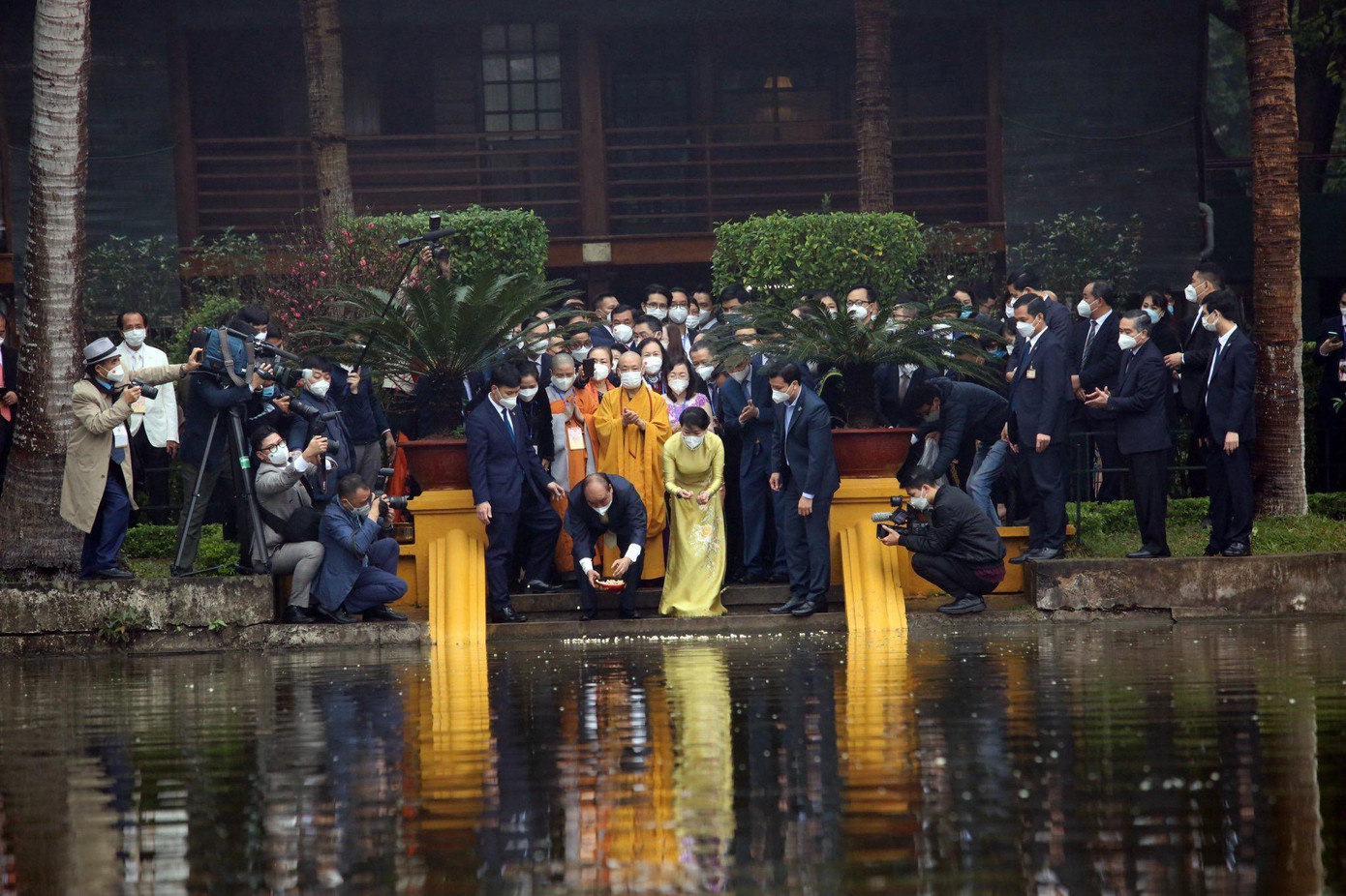Chủ tịch nước Nguyễn Xuân Phúc và Phu nhân thả cá tại Ao cá Bác Hồ, trong Khu di tích Phủ Chủ tịch. (Ảnh: L.A) Chủ tịch nước Nguyễn Xuân Phúc và Phu nhân thả cá tại Ao cá Bác Hồ, trong Khu di tích Phủ Chủ tịch. (Ảnh: L.A)