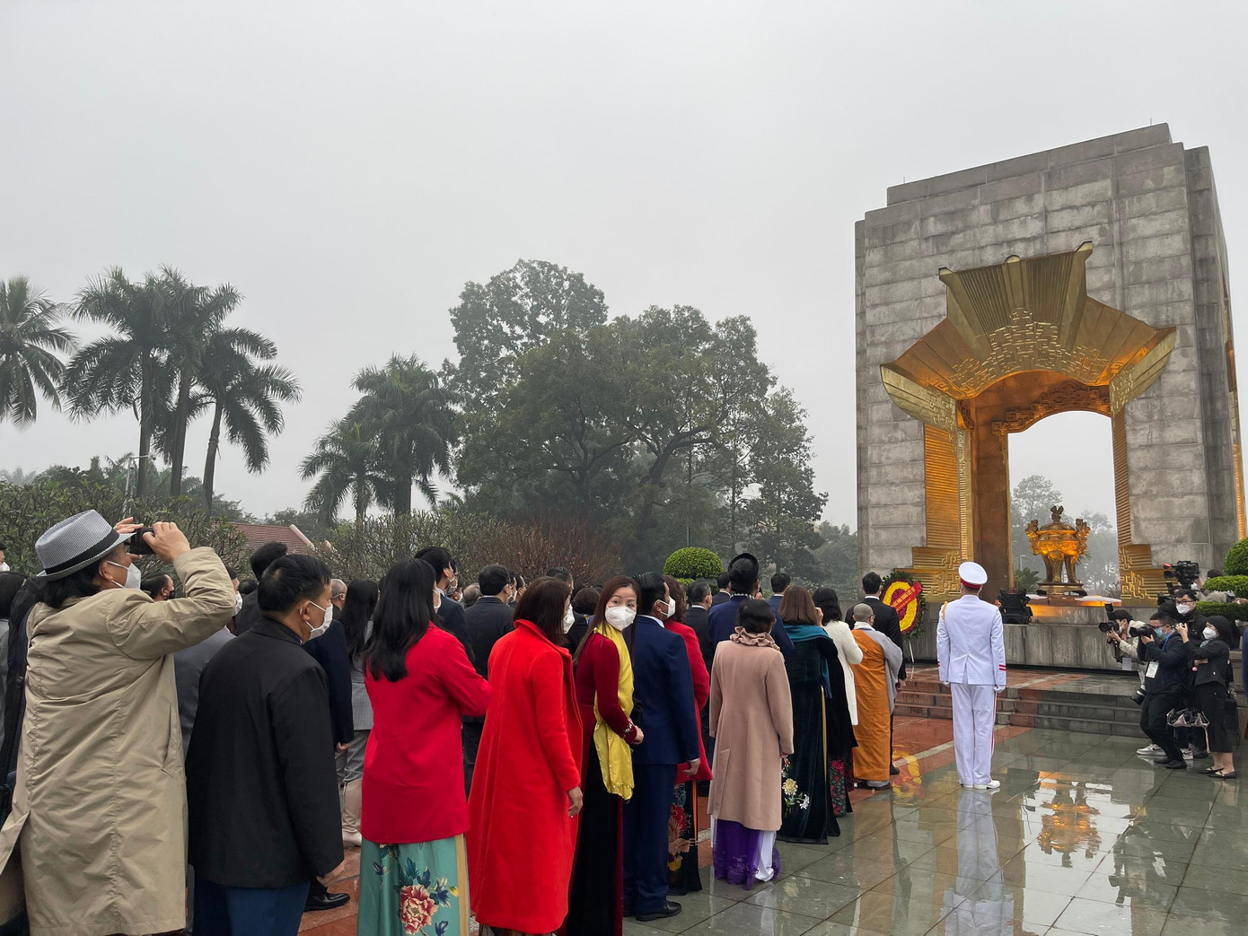 Đoàn kiều bào tiêu biểu đặt vòng hoa tại Đài Tưởng niệm các Anh hùng liệt sĩ Đoàn kiều bào tiêu biểu đặt vòng hoa tại Đài Tưởng niệm các Anh hùng liệt sĩ
