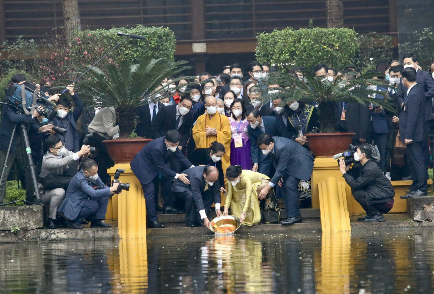 Chủ tịch nước Nguyễn Xuân Phúc và Phu nhân thả cá tại Ao cá Bác Hồ, trong Khu di tích Phủ Chủ tịch. (Ảnh: L.A) Chủ tịch nước Nguyễn Xuân Phúc và Phu nhân thả cá tại Ao cá Bác Hồ, trong Khu di tích Phủ Chủ tịch. (Ảnh: L.A)