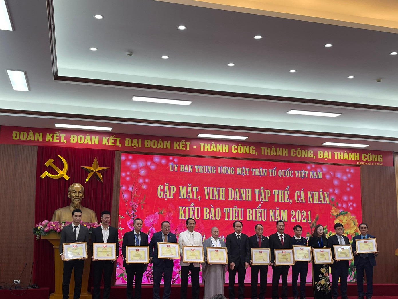 Các cá nhân kiều bào được Ủy ban Trung ương Mặt trận Tổ quốc Việt Nam vinh danh ngày 22/1/2022. Ảnh: L.A Các cá nhân kiều bào được Ủy ban Trung ương Mặt trận Tổ quốc Việt Nam vinh danh ngày 22/1/2022. Ảnh: L.A