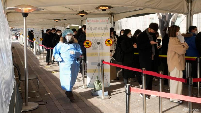 Hàng dài người xếp hàng chờ xét nghiệm COVID-19 tại Seoul.