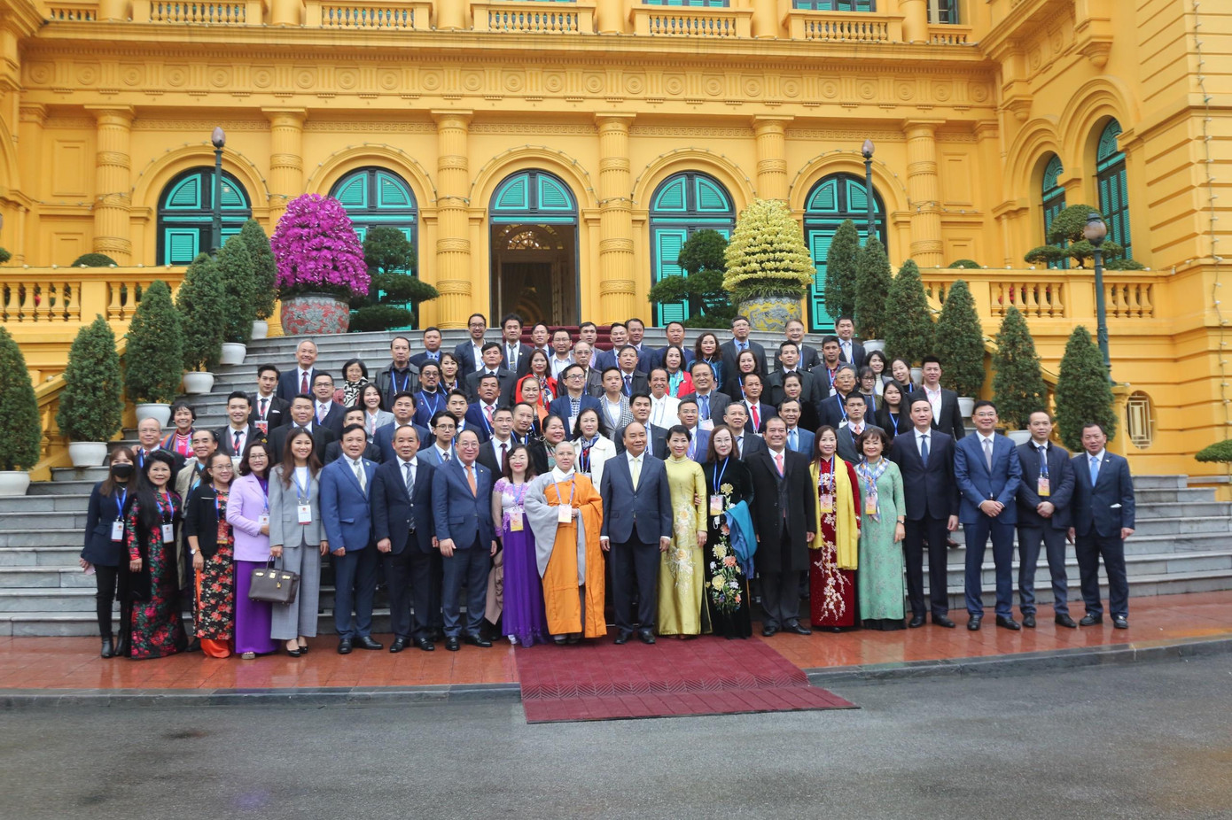 Chủ tịch nước Nguyễn Xuân Phúc và Phu nhân cùng các đại biểu, kiều bào về quê đón Tết. (Ảnh: L.A) Chủ tịch nước Nguyễn Xuân Phúc và Phu nhân cùng các đại biểu, kiều bào về quê đón Tết. (Ảnh: L.A)