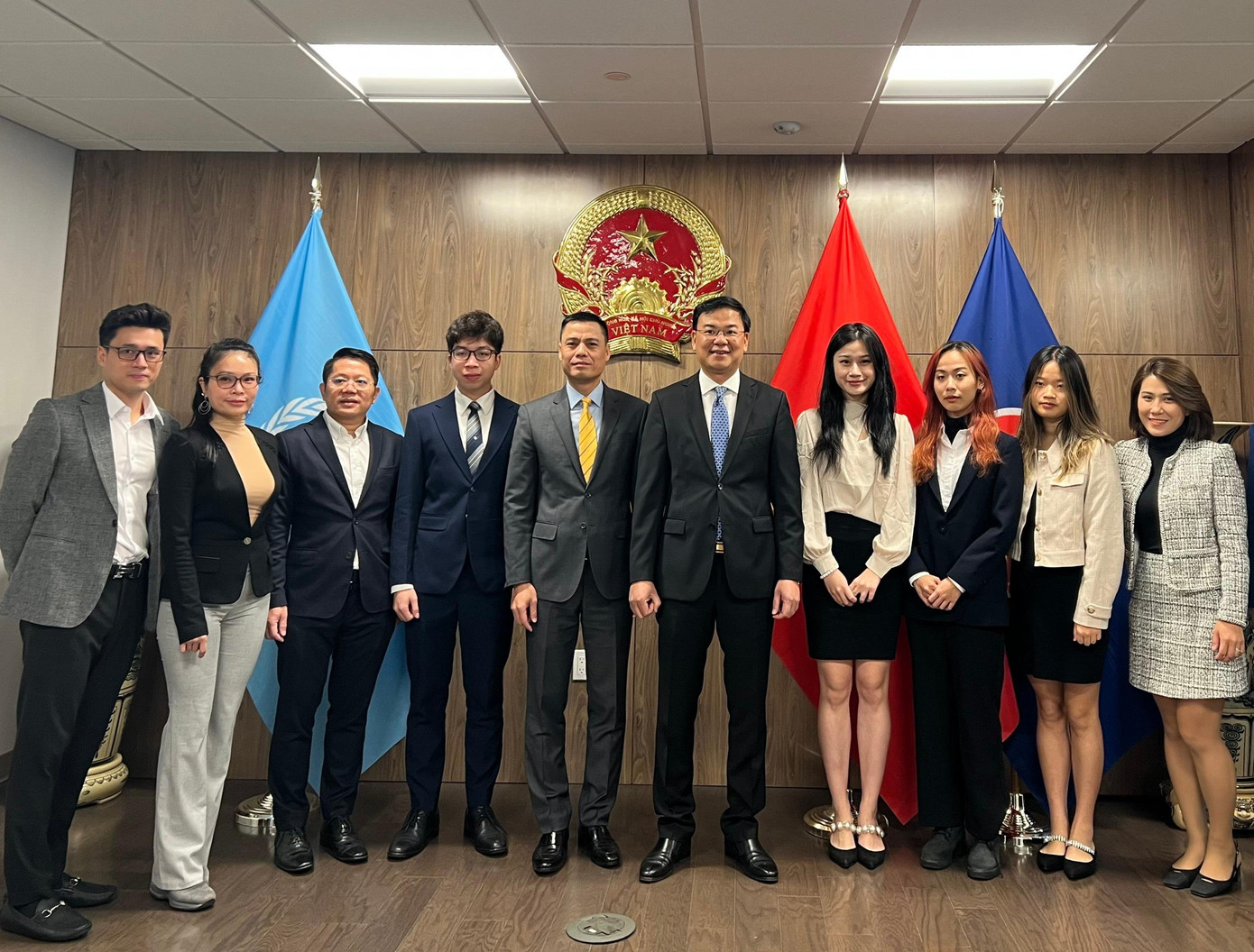 Thứ trưởng Ngoại giao Phạm Quang Hiệu (thứ 5 từ phải sang) và đoàn công tác làm việc với đại diện Hội Thanh niên, Sinh viên Việt Nam tại New York.