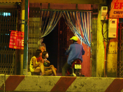 Chèo kéo khách mua dâm trên đường Phạm Văn Đồng