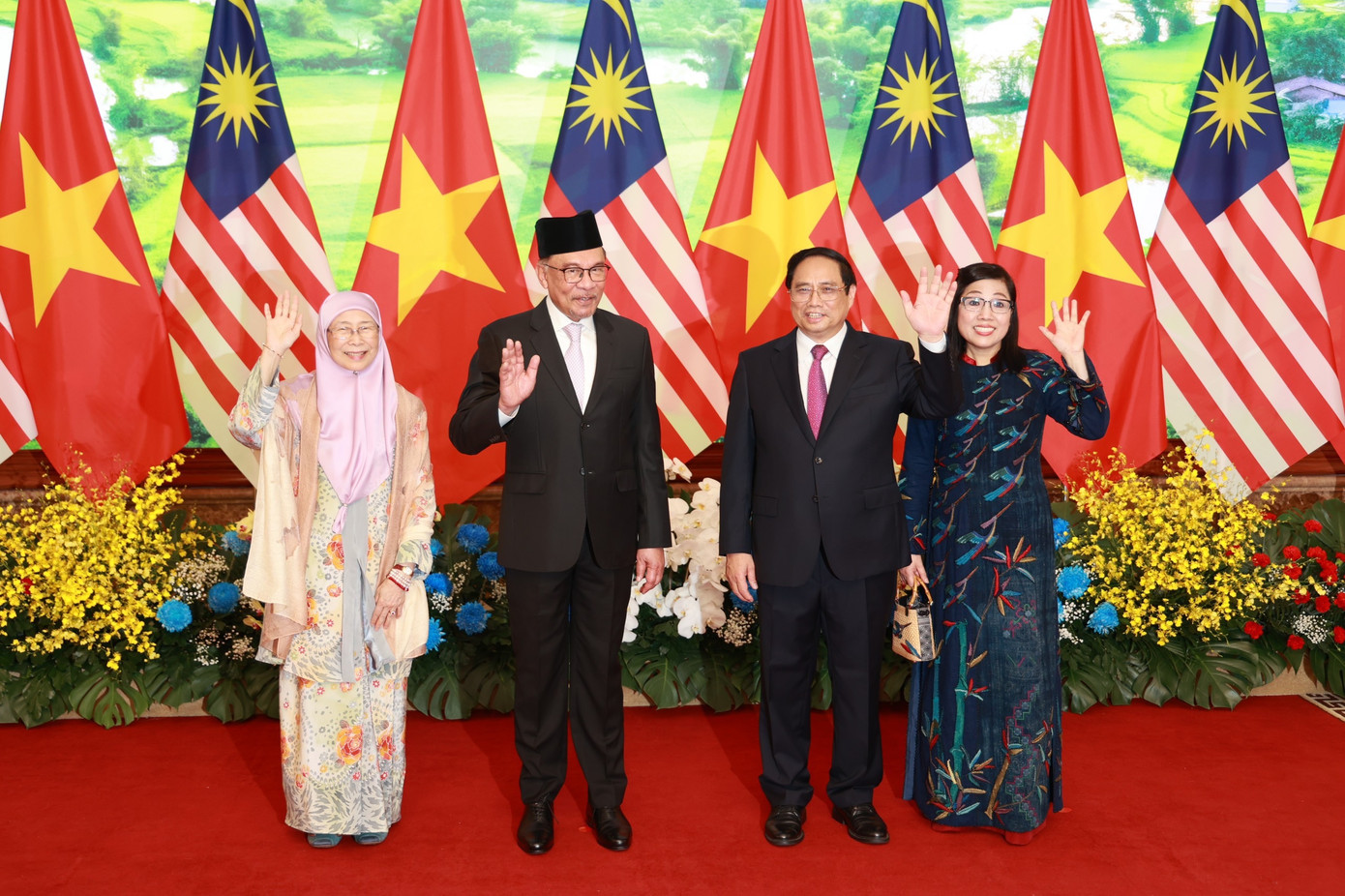 Thủ tướng Phạm Minh Chính và Phu nhân chụp ảnh chung với Thủ tướng Malaysia Anwar Ibrahim và Phu nhân. (Ảnh: Như Ý)