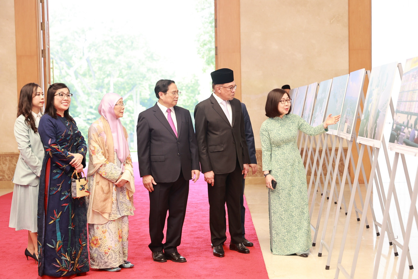 Thủ tướng Phạm Minh Chính và Thủ tướng Malaysia Anwar Ibrahim xem ảnh và nghe giới thiệu về đất nước, con người Việt Nam, quan hệ Việt Nam - Malaysia. (Ảnh: Như Ý)