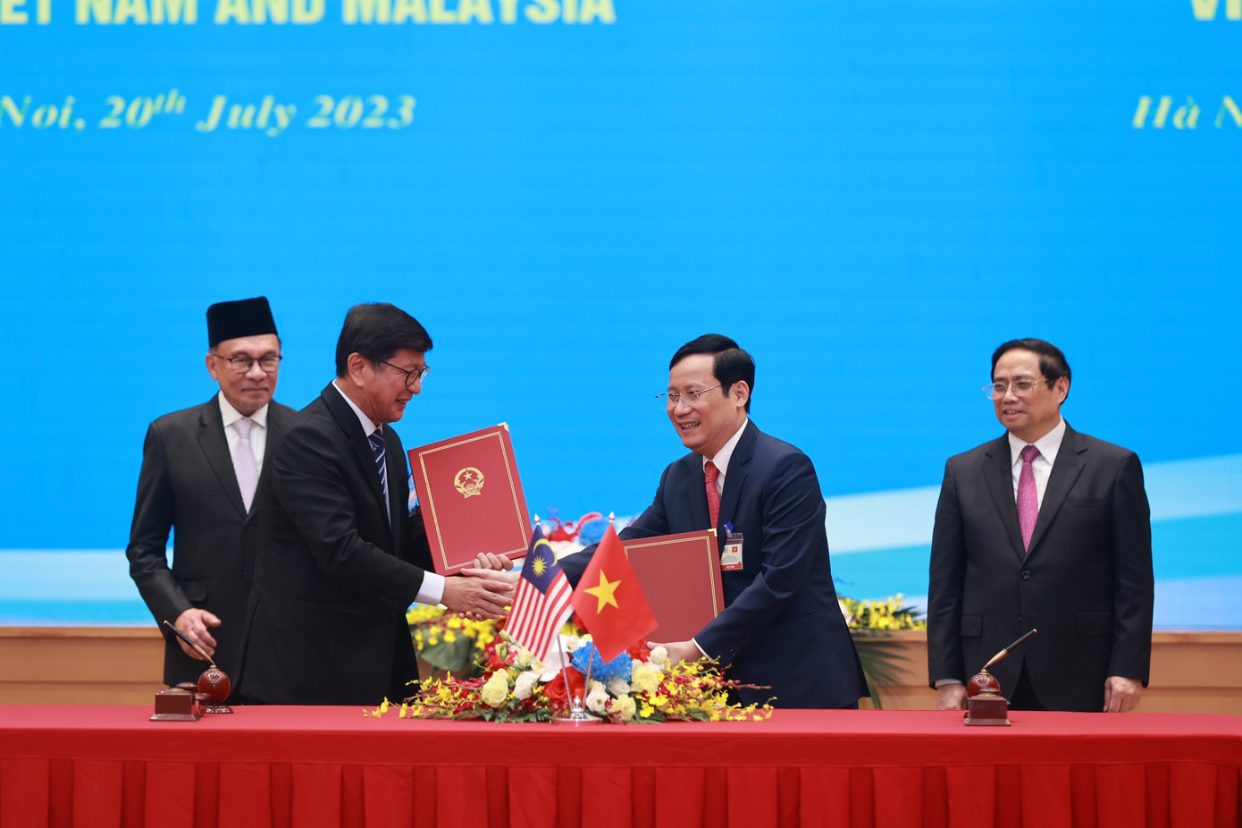 Thủ tướng Phạm Minh Chính và Thủ tướng Malaysia Anwar Ibrahim chứng kiến lễ ký kết văn kiện hợp tác giữa hai nước, chiều 20/7/2023. (Ảnh: Như Ý)