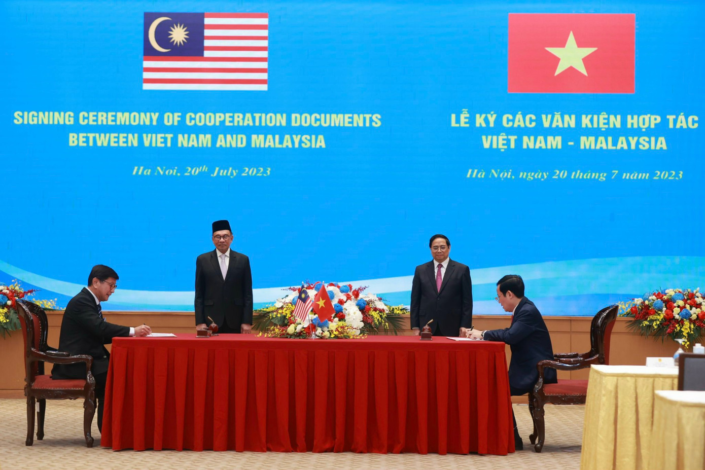 Thủ tướng Phạm Minh Chính và Thủ tướng Malaysia Anwar Ibrahim chứng kiến lễ ký kết văn kiện hợp tác giữa hai nước, chiều 20/7/2023. (Ảnh: Như Ý)