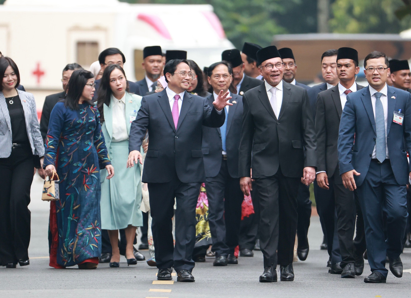 Thủ tướng Phạm Minh Chính và Thủ tướng Malaysia Anwar Ibrahim tiến vào phòng hội đàm sau lễ đón chính thức, chiều 20/7/2023. (Ảnh: Như Ý)