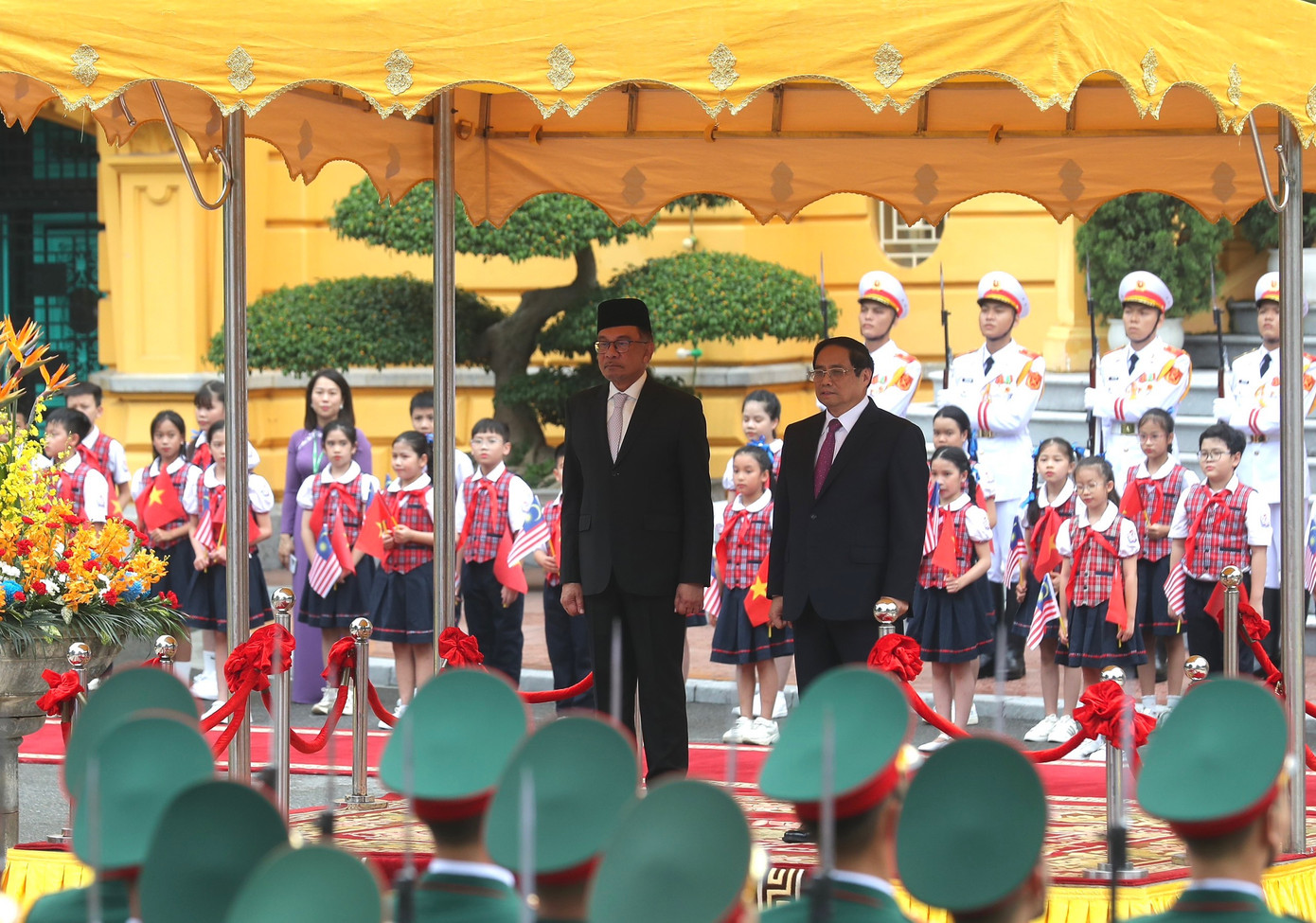 Thủ tướng Phạm Minh Chính và Thủ tướng Malaysia Anwar Ibrahim tại lễ đón chính thức, chiều 20/7/2023. (Ảnh: Như Ý)