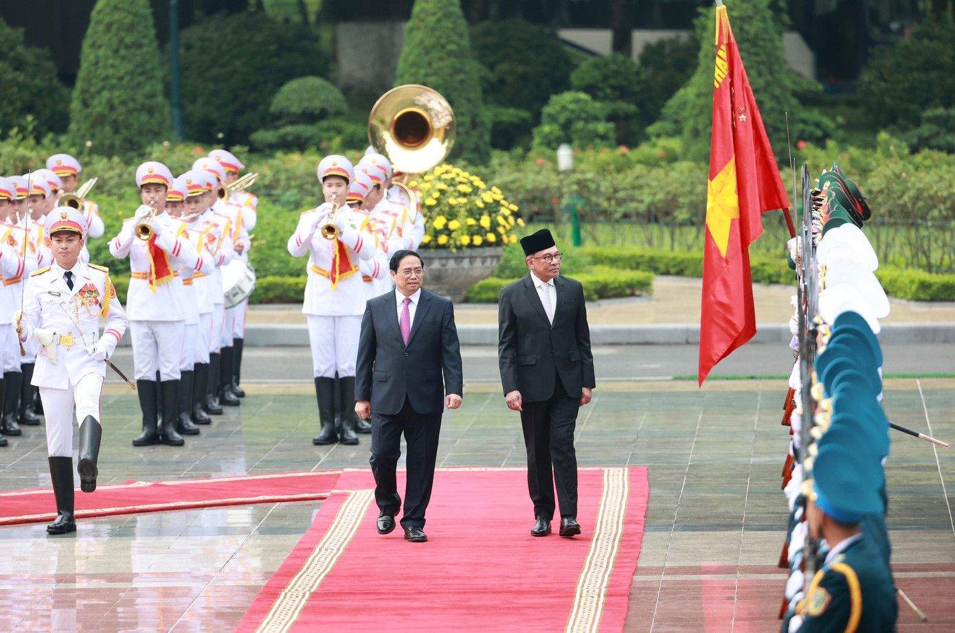 Thủ tướng Phạm Minh Chính và Thủ tướng Malaysia Anwar Ibrahim duyệt đội danh dự. (Ảnh: Như Ý)