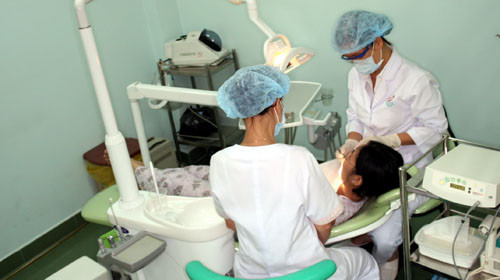 Cần chọn cơ sở làm răng uy tín khám chữa răng. Trong ảnh: khám và điều trị răng tại Trung tâm nha khoa Thuận Kiều, TP.HCM. Ảnh: Thanh Đạm