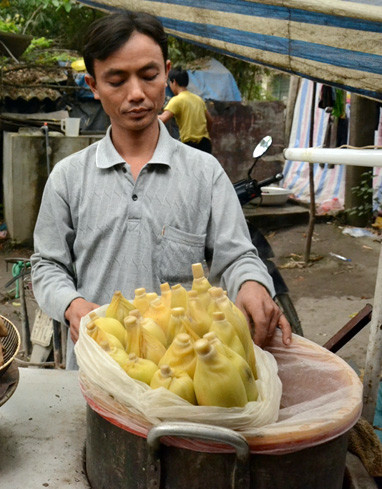 Anh Nguyễn Văn Diệp bên xe ngô của mình - Ảnh: HUỆ BẠCH