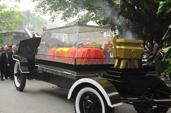 Rước Linh cữu Đại tướng ra khỏi Nhà tang lễ