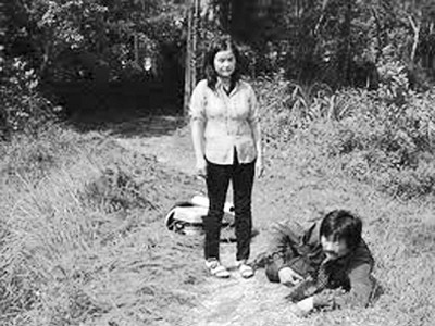 Đức và em gái diễn tả lại cảnh tượng lúc Ron chụp bức ảnh “Anh che chở cho em”. Đức và em gái diễn tả lại cảnh tượng lúc Ron chụp bức ảnh “Anh che chở cho em”