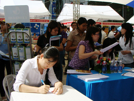 Nhiều siêu thị tuyển cả trăm nhân viên thu ngân, bán hàng làm tới 27 Tết. Ảnh: B.H