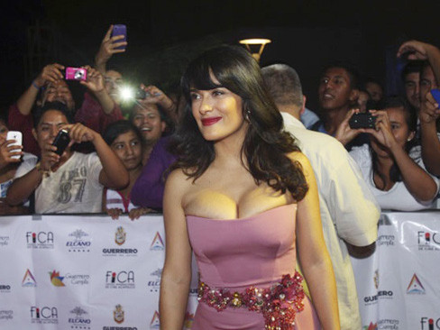 Salma Hayek vốn nổi tiếng là một minh tinh sở hữu vòng một đồ sộ cực kỳ gợi cảm ở kinh đô điện ảnh Hollywood