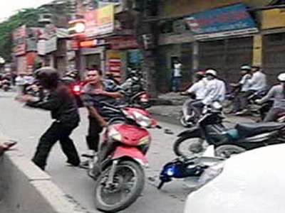 Đánh nhau vì va chạm trên đường (ảnh chụp từ clip)
