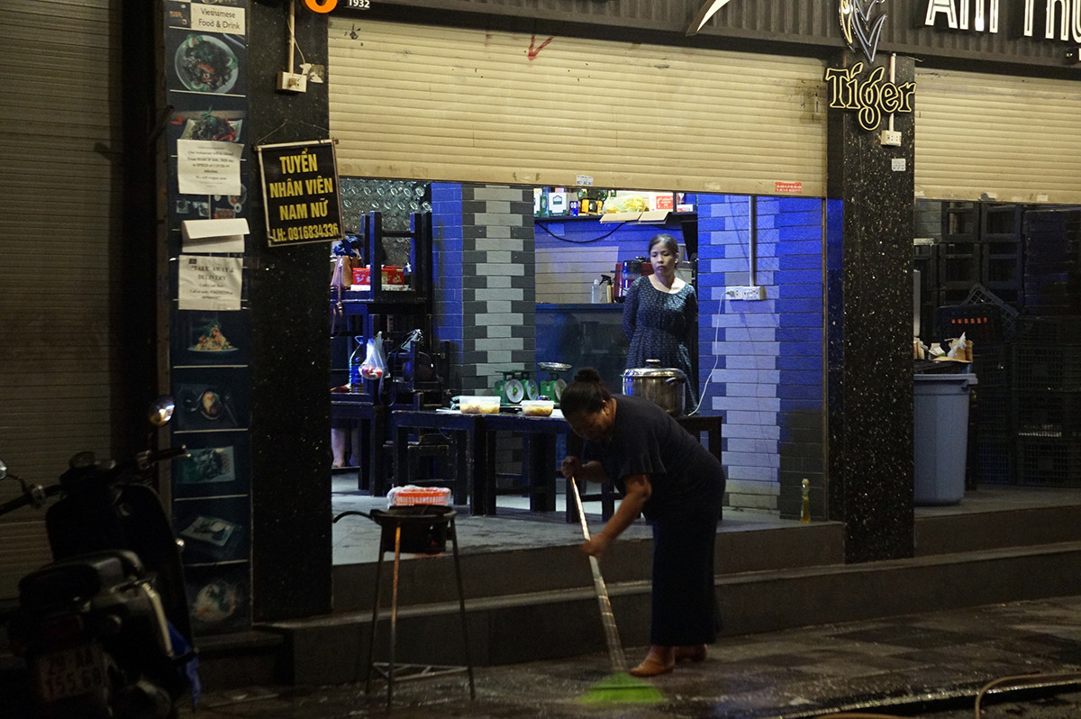 Nhiều người dọn dẹp cửa hàng lúc đêm khuya sau lệnh dừng cách ly ảnh 7