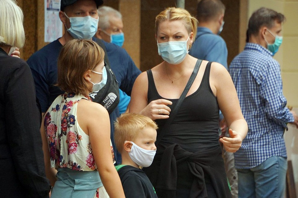 Ngày đầu bắt buộc đeo khẩu trang nơi công cộng ở Hà Nội ảnh 21