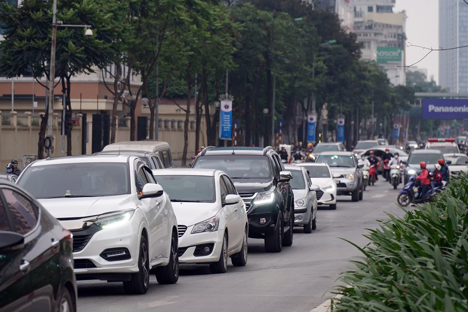 Hà Nội đã tắc đường dù chưa hết 'cách ly xã hội' ảnh 11