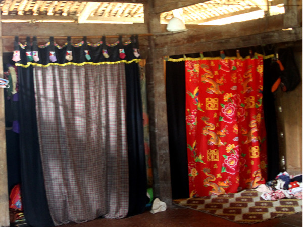 Buồng ngủ ngăn cách bằng tre hay ván. Phía trước có rèm che