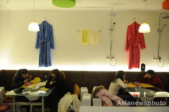 Nhà vệ sinh, bồn cầu đầy màu sắc được dử dụng làm chỗ ngồi, vật trang trí. Nhiều gia đình đã đến thử cảm giác ngồi trong nhà vệ sinh ăn tối. Một đĩa kem mà nhiều người trông thấy... không nói được nên lời. Nhà vệ sinh, bồn cầu đầy màu sắc được dử dụng làm chỗ ngồi, vật trang trí. Nhiều gia đình đã đến thử cảm giác ngồi trong nhà vệ sinh ăn tối. Một đĩa kem mà nhiều người trông thấy... không nói được nên lời.