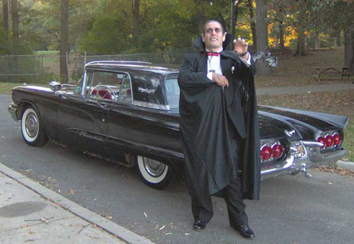 Bá tước Dracula cũng diện xe mới đi chơi Halloween