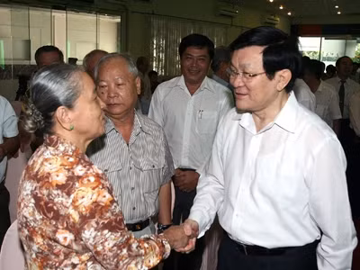 Chủ tịch nước Trương Tấn Sang thăm hỏi bà con cử tri TPHCM. Ảnh: Đào Ngọc Thạch.