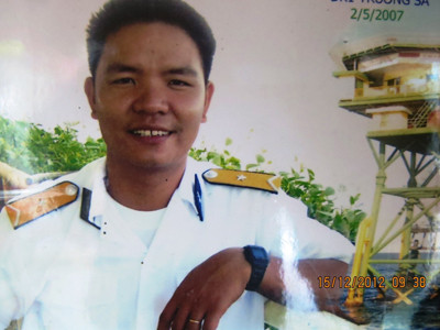 Thiếu úy Phạm Thành An bên nhà giàn DK1