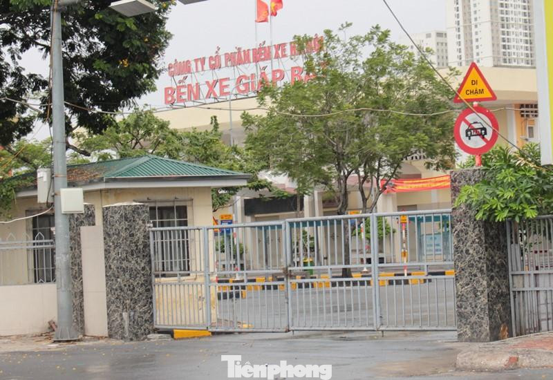 Từ hôm nay (13/10), Bộ Giao thông Vận tải (GTVT) cho phép xe khách tại 5 tỉnh phía Bắc hoạt động trở lại sau thời gian nghỉ dịch. Chiều nay, Tổng cục Đường bộ Việt Nam cho biết, đã có từ 10 đến 30% lưu lượng xe trên các tuyến này hoạt động. Tuy nhiên, các bến xe trên địa bàn Hà Nội “vẫn cửa đóng then cài”. Trong ảnh: Cổng vào bến xe Giáp Bát đến cuối giờ chiều nay vẫn đóng kín.