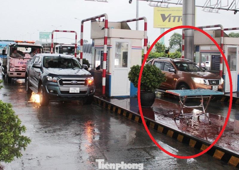 Thay vì kê bàn, lập chốt kiểm soát phương tiện ngay ở trạm thu phí như trước đó, ngày 15/10, tất cả các kiểm soát đã rút lực lượng đứng chốt, chuyển sang giám sát từ xa.
