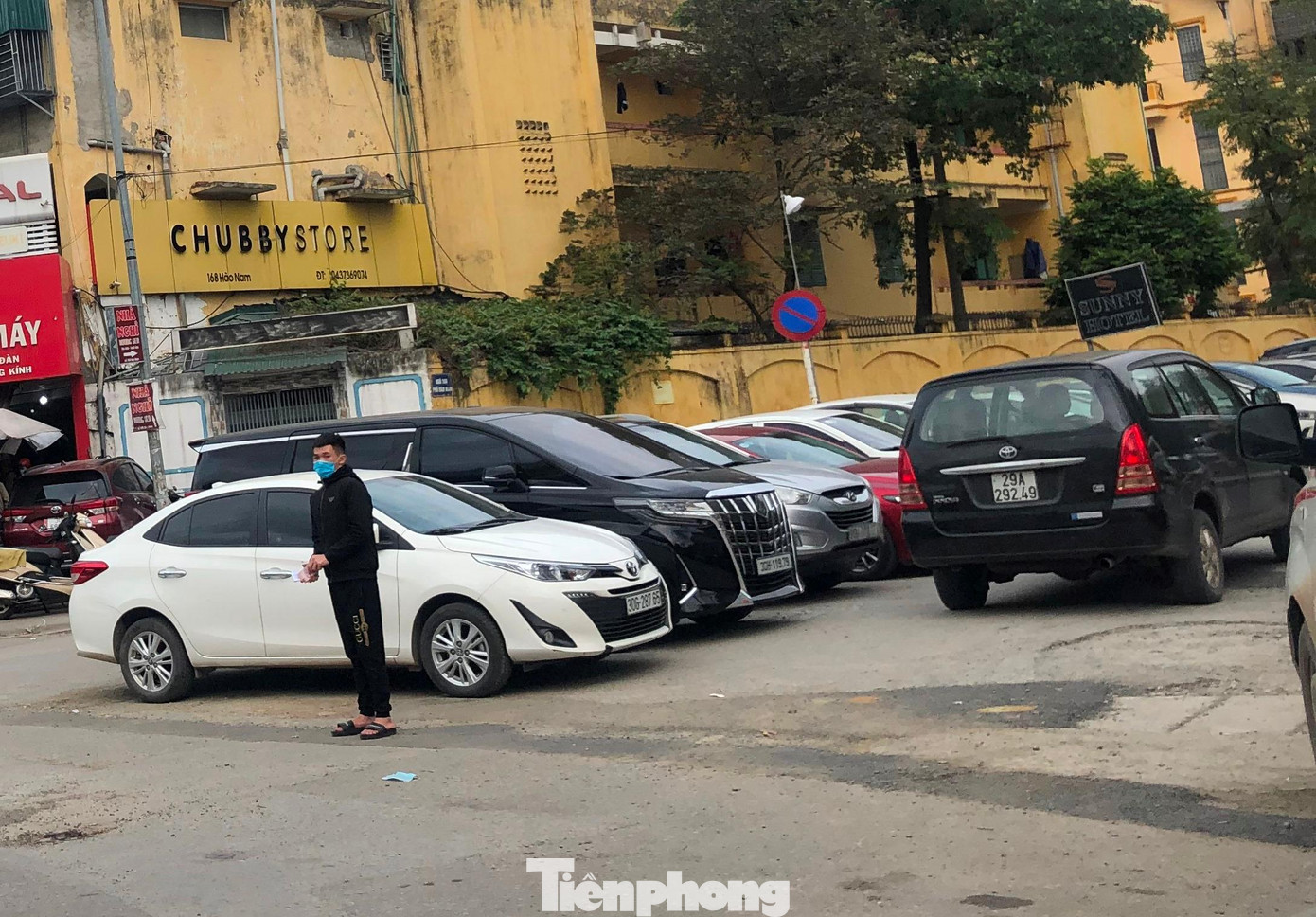 Ngoài ra, bãi xe tại ngõ 168 Hào Nam còn nhận gửi xe của khách đi đường. Thời điểm 17h chiều 22/11, phóng viên ghi nhận có khoảng 50 ô tô và hàng trăm xe máy gửi ở đây.