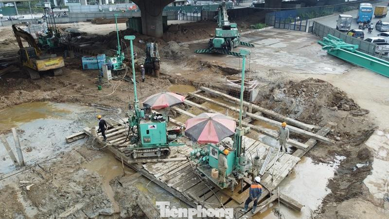 Đề cập tiến độ dự án đến thời điểm hiện nay, ông Trần Đức Quỳnh cho biết, mặc dù gặp nhiều khó khăn, song với việc thi công 3 ca liên tục cả ngày đêm và gần 100 cán bộ, kỹ thuật, công nhân viên thường xuyên ở lại công trường theo phương án “3 tại chỗ” đến nay công trường đã hoàn thành một số hạng mục quan trọng. Trong đó có hoàn thiện đường cánh gà để tổ chức giao thông; di dời công trình ngầm nổi, giúp dự án có mặt bằng để thi công đường dẫn và hầm chui. Đề cập tiến độ dự án đến thời điểm hiện nay, ông Trần Đức Quỳnh cho biết, mặc dù gặp nhiều khó khăn, song với việc thi công 3 ca liên tục cả ngày đêm và gần 100 cán bộ, kỹ thuật, công nhân viên thường xuyên ở lại công trường theo phương án “3 tại chỗ” đến nay công trường đã hoàn thành một số hạng mục quan trọng. Trong đó có hoàn thiện đường cánh gà để tổ chức giao thông; di dời công trình ngầm nổi, giúp dự án có mặt bằng để thi công đường dẫn và hầm chui.