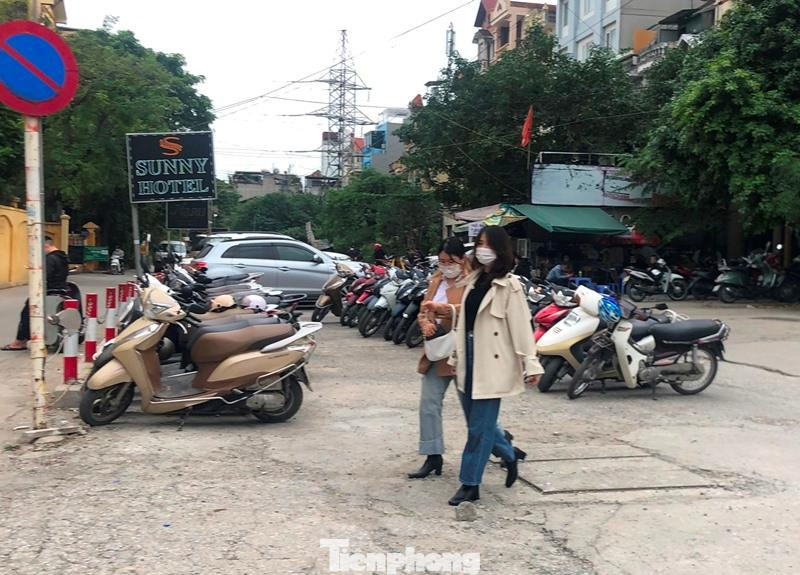 Bãi trông ô tô, xe máy cho khách đi tàu tại ngõ 168 phố Hào Nam thời điểm 15h30 khi tổ công tác có mặt.