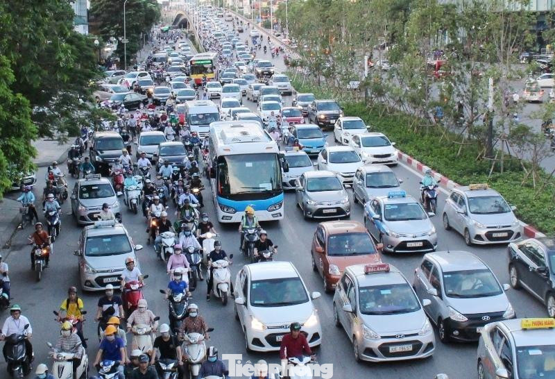 Ùn tắc tại nút giao Nguyễn Chí Thanh - Trần Duy Hưng - Láng. Ảnh: Anh Trọng