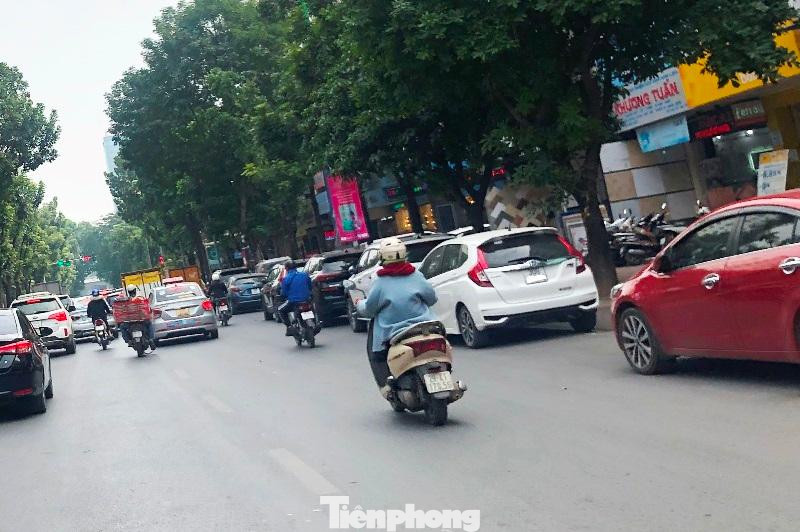 Nhiều ý kiến cho rằng, ùn tắc trên đường Hoàng Quốc Việt hiện nay còn có nguyên nhân lớn là tình trạng lấn chiếm lòng lề đường, đặc biệt là tình trạng đỗ xe trái phép thu hẹp lòng đường không được xử lý, gây cản trở giao thông. Nhiều ý kiến cho rằng, ùn tắc trên đường Hoàng Quốc Việt hiện nay còn có nguyên nhân lớn là tình trạng lấn chiếm lòng lề đường, đặc biệt là tình trạng đỗ xe trái phép thu hẹp lòng đường không được xử lý, gây cản trở giao thông.