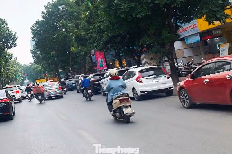 Nhiều ý kiến cho rằng, ùn tắc trên đường Hoàng Quốc Việt hiện nay còn có nguyên nhân lớn là tình trạng lấn chiếm lòng lề đường, đặc biệt là tình trạng đỗ xe trái phép thu hẹp lòng đường không được xử lý, gây cản trở giao thông.