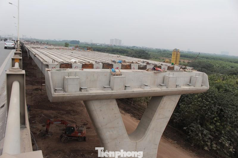 Hiện tại các gói thầu đường dẫn nhà thầu đã đổ và gác dầm vượt bãi sông phía Long Biên đã vượt tiến độ nhiều tháng. Hình hài mặt cầu Vĩnh Tuy cả 2 hai đoạn phía Long Biên đang dần hình thành với mặt cầu rộng 40 mét, 8 làn xe ô tô sau khi được thông xe. Để đạt đáp ứng tiến độ và đạt được khối lượng công việc trên, hiện công trường cầu Vĩnh Tuy 2 đang có hơn 500 cán bộ, kỹ sư, công nhân thi công dự án 24/24h. Để đảm bảo sức khỏe và không ảnh hưởng đến tiến độ dự án, hiện tất cả số nhân sự này được thực hiện phương án &quot;3 tại chỗ&quot; (lao động, cách ly, ăn nghỉ tại chỗ). Việc thi công cầu Vĩnh Tuy 2 cũng được đảm bảo để phương tiện giao thông thủy ở sông Hồng qua lại bình thường.