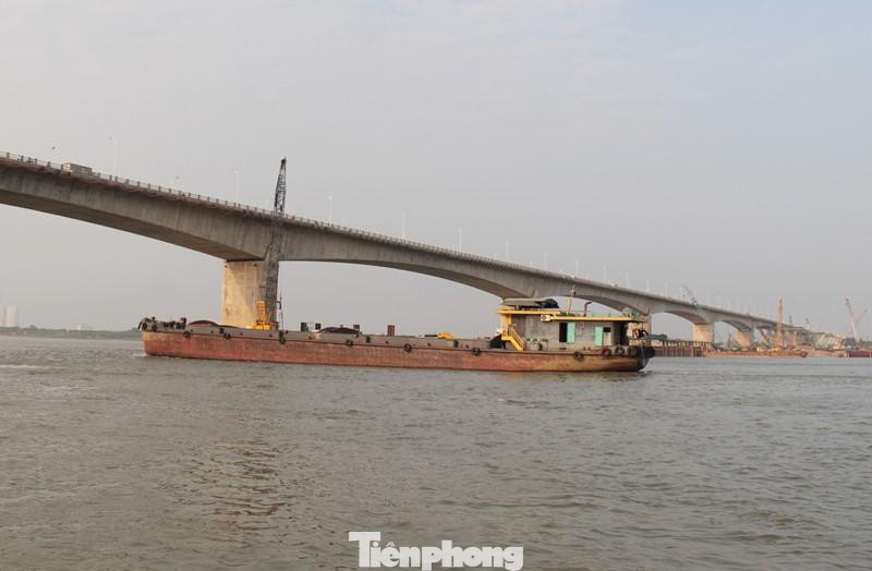 Việc thi công cầu Vĩnh Tuy 2 cũng được đảm bảo để phương tiện giao thông thủy ở sông Hồng qua lại bình thường.