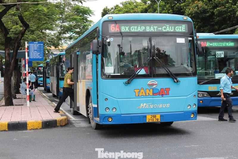 Dù thông báo được đưa ra lúc gần 22h đêm, nhưng sáng nay các đơn vị xe buýt đã huy động đủ người, xe để vận hành tất cả các tuyến.