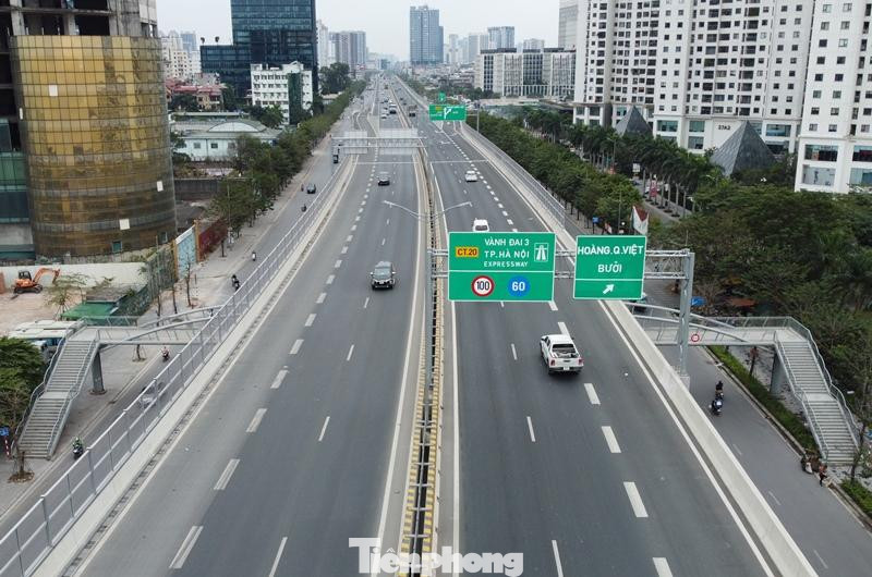 Cùng với thông xe đường kết nối lên xuống, đường Vành đai 3 trên cao Mai Dịch - cầu Thăng Long còn vừa được xây dựng xong hệ thống đường đi bộ sang đường phục vụ người dân.