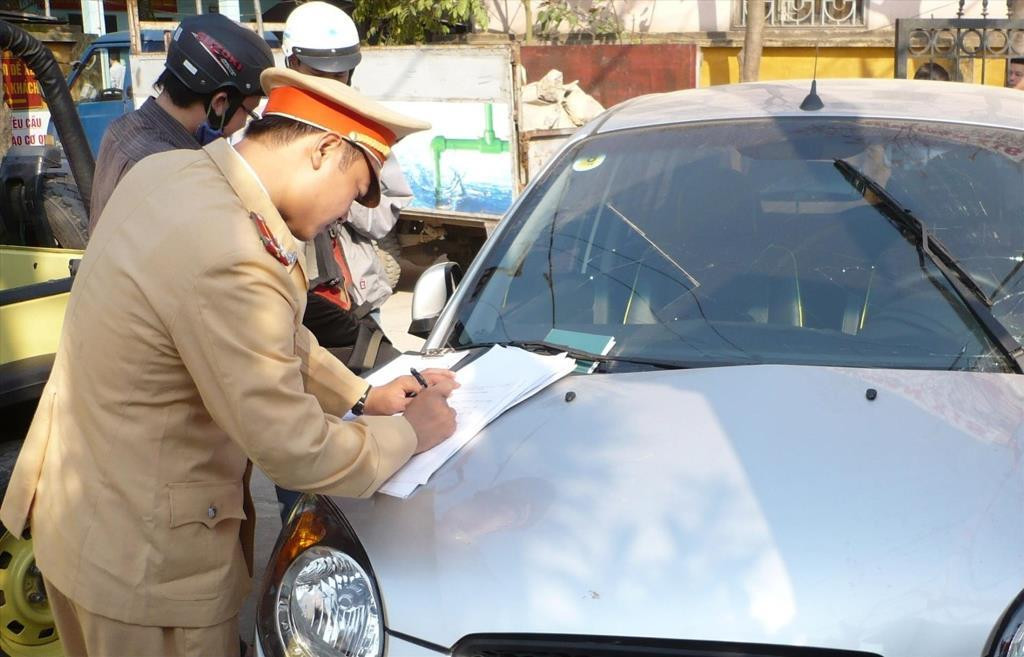 CSGT lập biên bản xử phạt trên đường. Ảnh chụp trước tháng 7/2021.