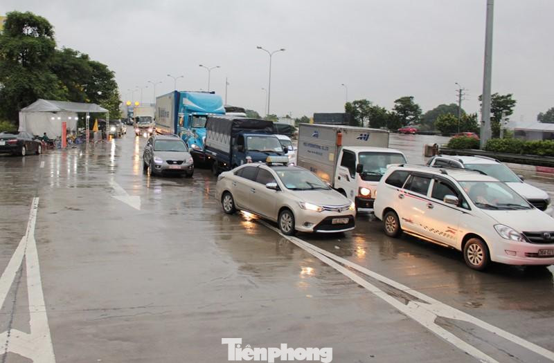 Tại các chốt trực cửa ngõ trên địa bàn Hà Nội vào cuối giờ chiều 15/10, lực lượng liên ngành đã thu hàng rào barie chặn ngang đường, không kiểm soát xe qua lại.