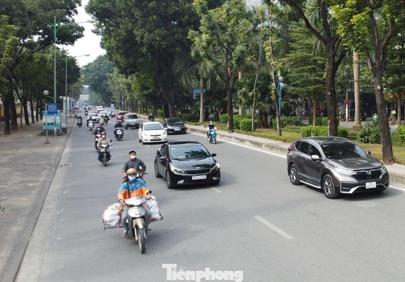 Hiện chiều rộng mỗi bên tuyến đường Hoàng Quốc Việt có 3 làn xe, sau khi thực hiện xong dự án xén dải phân cách, chiều rộng mỗi bên đường Hoàng Quốc Việt sẽ tăng lên 4 làn xe, 2 bên là 8 làn xe (hiện nay là 6 làn xe). Hiện chiều rộng mỗi bên tuyến đường Hoàng Quốc Việt có 3 làn xe, sau khi thực hiện xong dự án xén dải phân cách, chiều rộng mỗi bên đường Hoàng Quốc Việt sẽ tăng lên 4 làn xe, 2 bên là 8 làn xe (hiện nay là 6 làn xe).