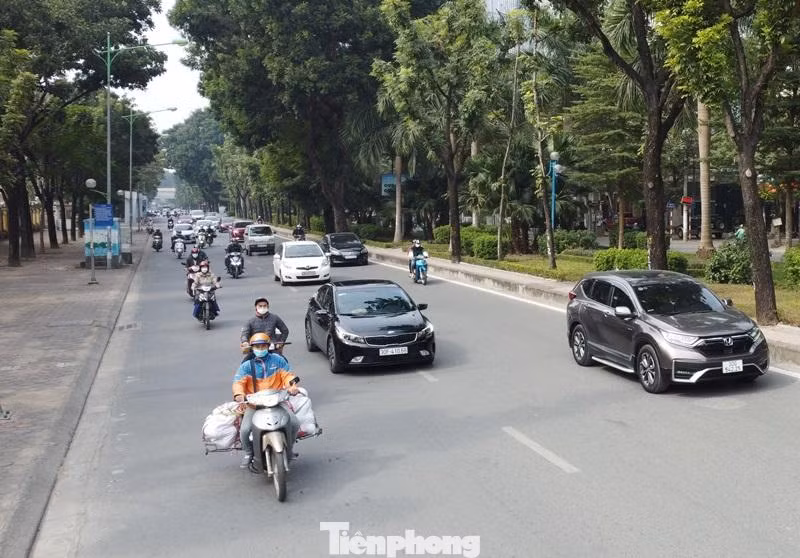 Hiện chiều rộng mỗi bên tuyến đường Hoàng Quốc Việt có 3 làn xe, sau khi thực hiện xong dự án xén dải phân cách, chiều rộng mỗi bên đường Hoàng Quốc Việt sẽ tăng lên 4 làn xe, 2 bên là 8 làn xe (hiện nay là 6 làn xe).